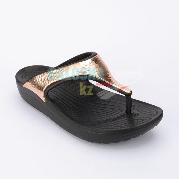 Черные шлепанцы CROCS Sloane Metallic Texture Flip